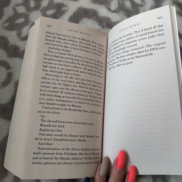 Cross Bones Kathy Reichs fiction book - Picture 5 of 5
